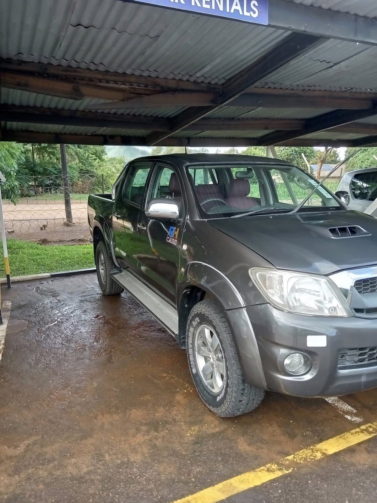 Toyota Hilux Double Cab — additional view